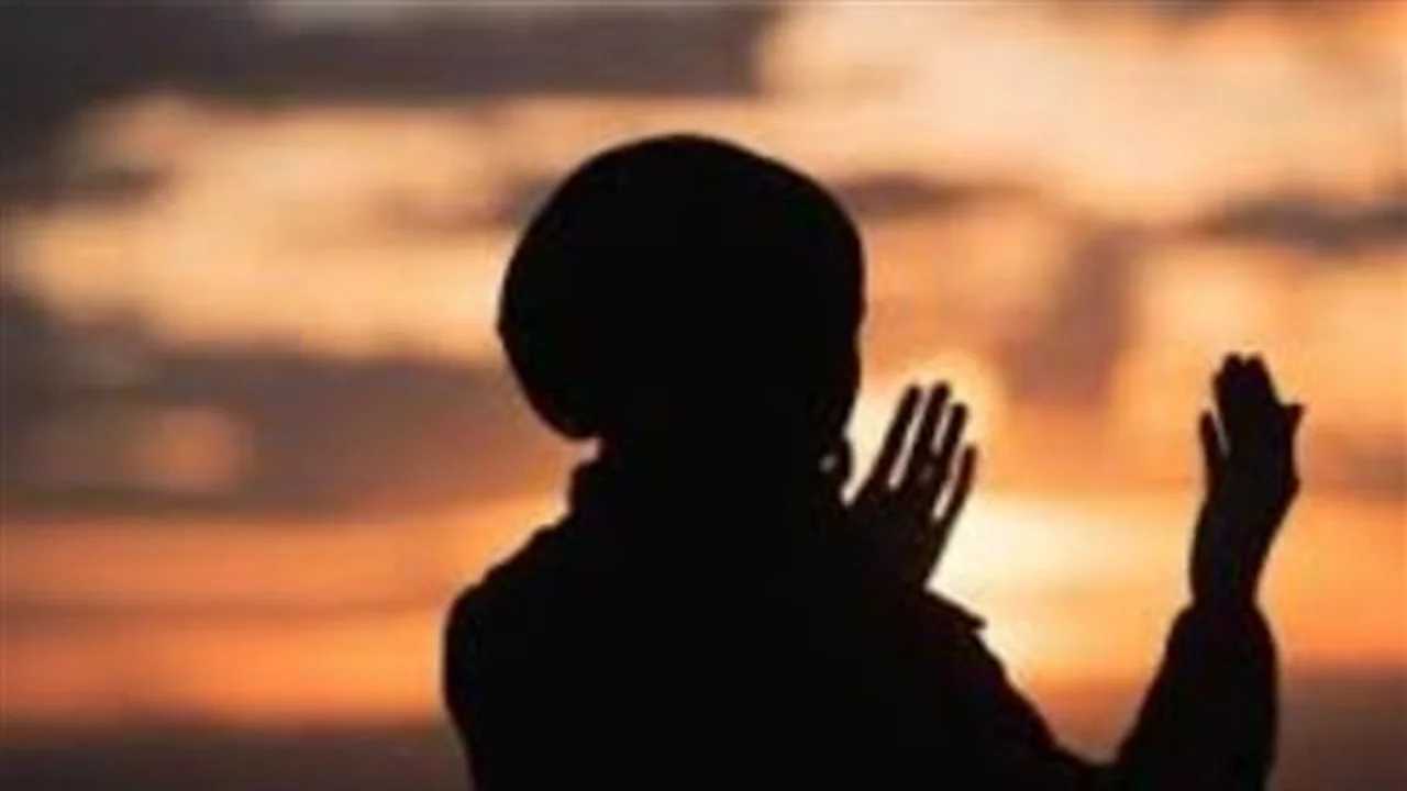 حصن يومي.. فوائد أذكار الصباح في الحماية من الحسد والسحر وشرور النفس